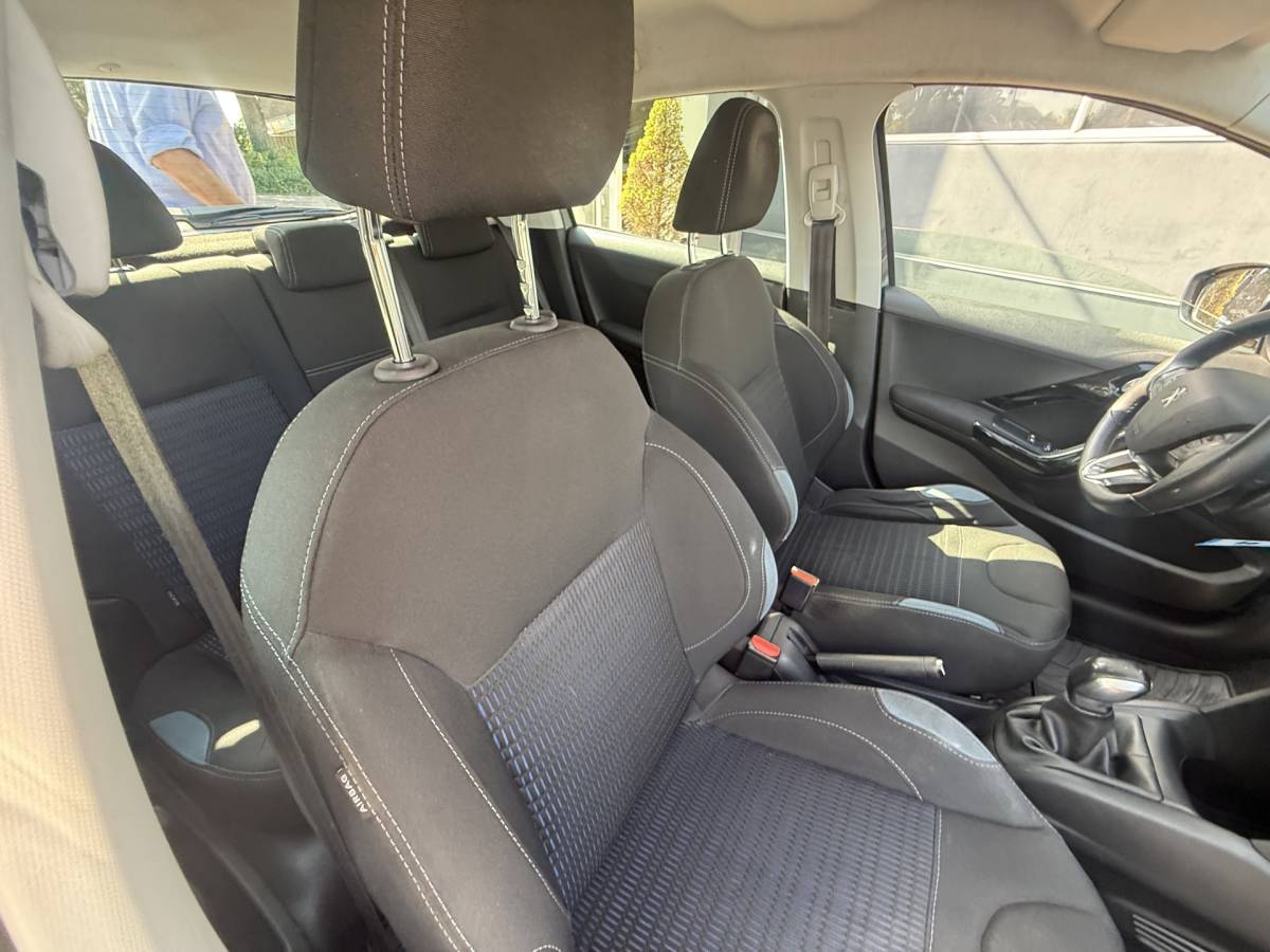 Peugeot 208 Peugeot 208 1.2 VTi Allure km 112.000 Bj 2014 Navi,16Inch,Clima,Cv Dealer onderhouden !!
