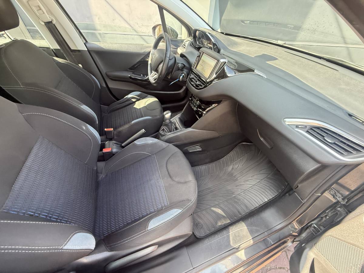Peugeot 208 Peugeot 208 1.2 VTi Allure km 112.000 Bj 2014 Navi,16Inch,Clima,Cv Dealer onderhouden !!
