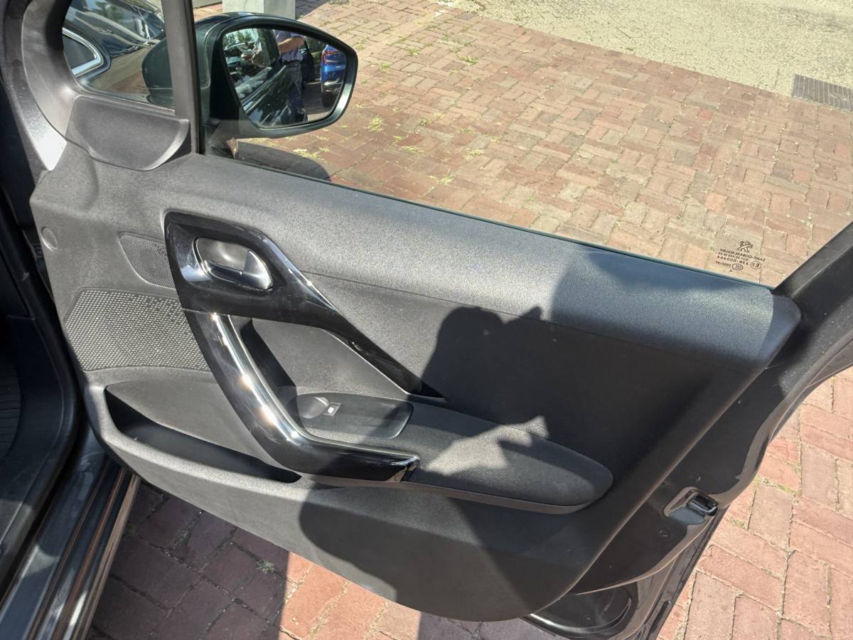 Peugeot 208 Peugeot 208 1.2 VTi Allure km 112.000 Bj 2014 Navi,16Inch,Clima,Cv Dealer onderhouden !!