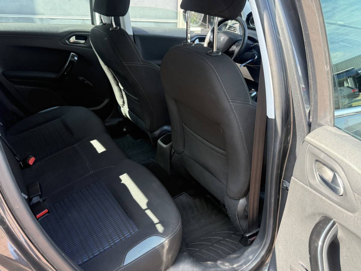 Peugeot 208 Peugeot 208 1.2 VTi Allure km 112.000 Bj 2014 Navi,16Inch,Clima,Cv Dealer onderhouden !!