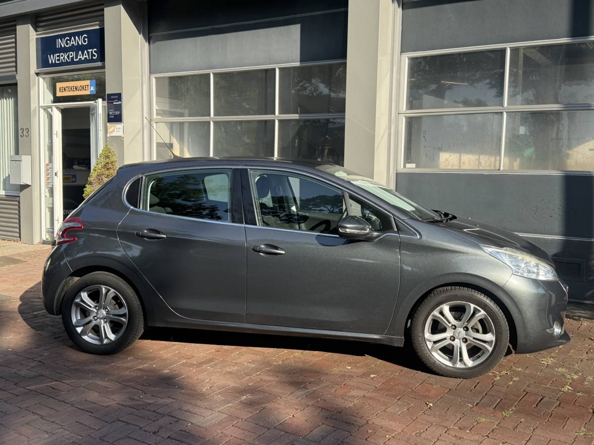 Peugeot 208 Peugeot 208 1.2 VTi Allure km 112.000 Bj 2014 Navi,16Inch,Clima,Cv Dealer onderhouden !!