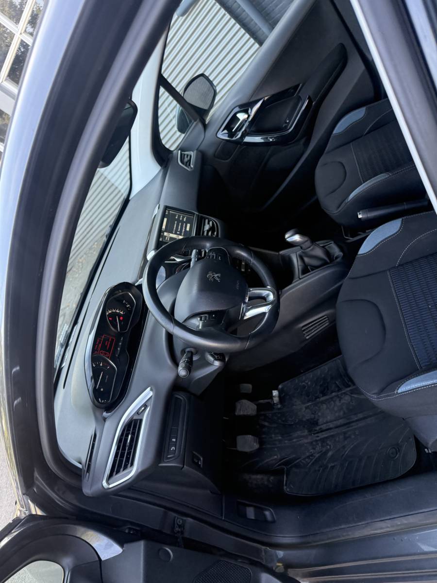 Peugeot 208 Peugeot 208 1.2 VTi Allure km 112.000 Bj 2014 Navi,16Inch,Clima,Cv Dealer onderhouden !!
