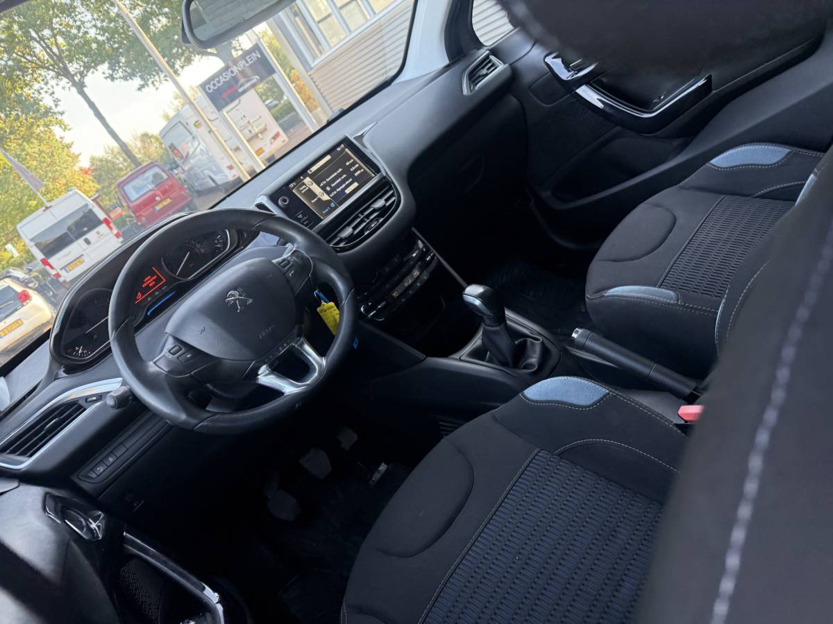 Peugeot 208 Peugeot 208 1.2 VTi Allure km 112.000 Bj 2014 Navi,16Inch,Clima,Cv Dealer onderhouden !!