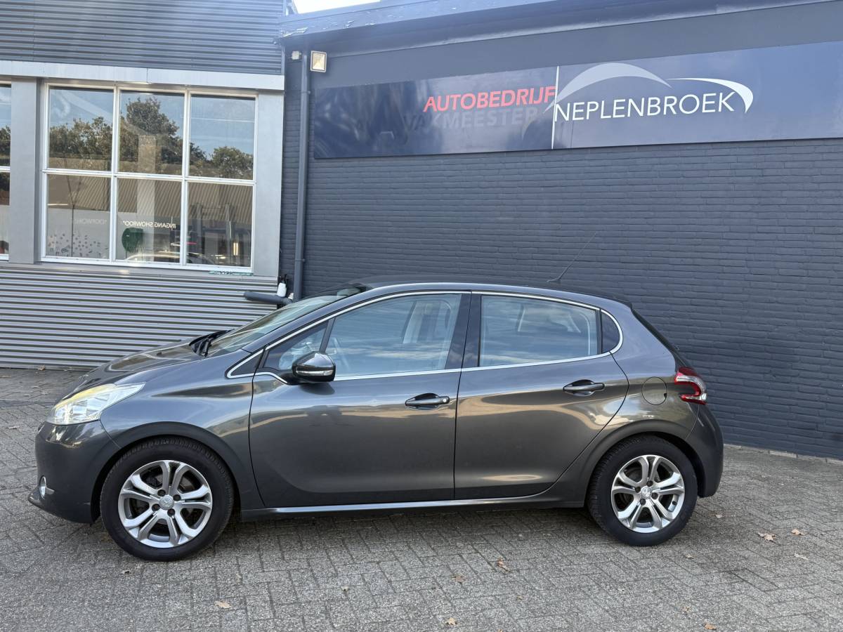 Peugeot 208 Peugeot 208 1.2 VTi Allure km 112.000 Bj 2014 Navi,16Inch,Clima,Cv Dealer onderhouden !!