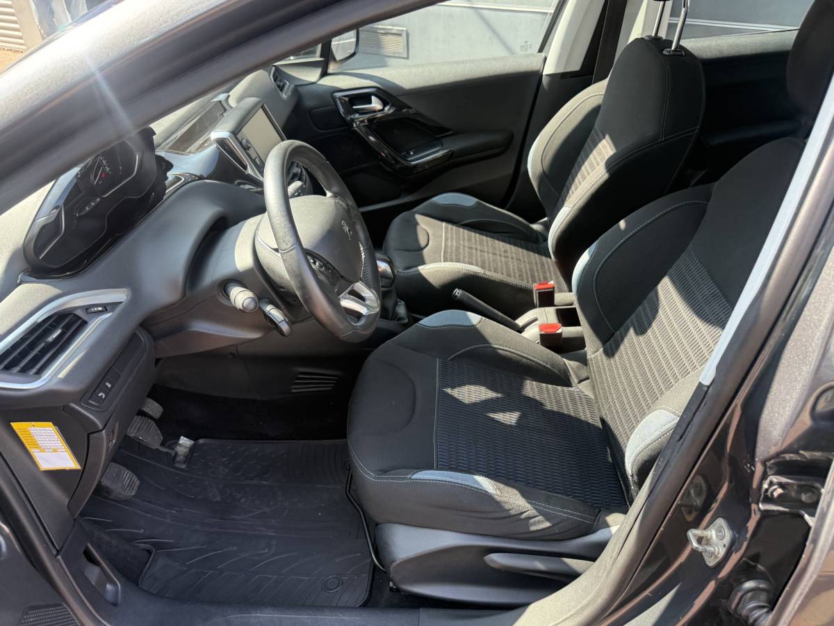 Peugeot 208 Peugeot 208 1.2 VTi Allure km 112.000 Bj 2014 Navi,16Inch,Clima,Cv Dealer onderhouden !!