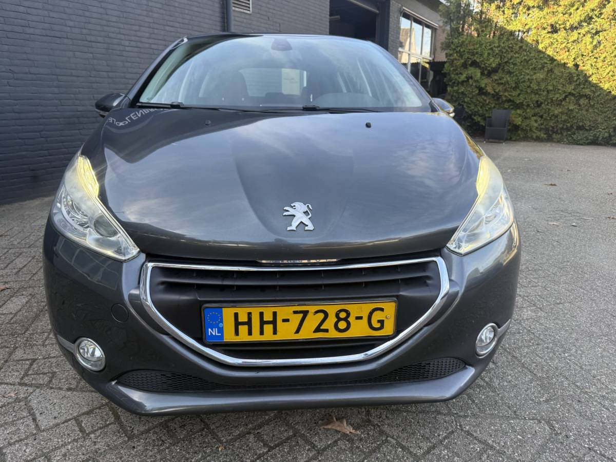 Peugeot 208 Peugeot 208 1.2 VTi Allure km 112.000 Bj 2014 Navi,16Inch,Clima,Cv Dealer onderhouden !!