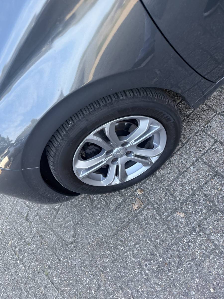 Peugeot 208 Peugeot 208 1.2 VTi Allure km 112.000 Bj 2014 Navi,16Inch,Clima,Cv Dealer onderhouden !!