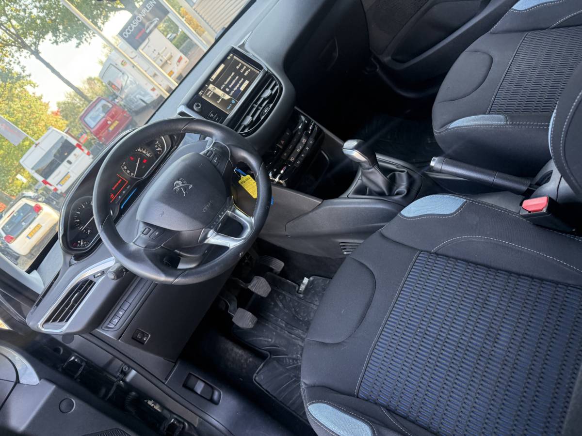 Peugeot 208 Peugeot 208 1.2 VTi Allure km 112.000 Bj 2014 Navi,16Inch,Clima,Cv Dealer onderhouden !!