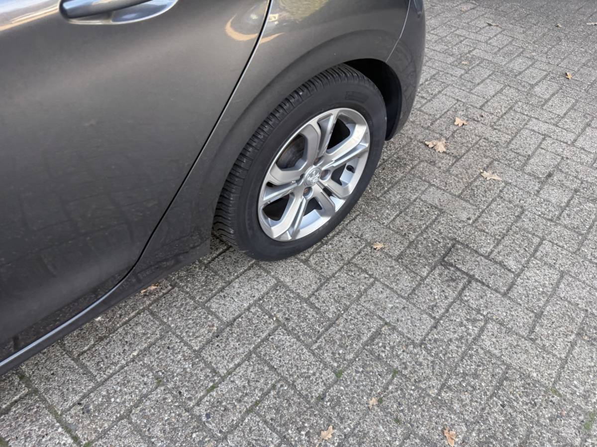 Peugeot 208 Peugeot 208 1.2 VTi Allure km 112.000 Bj 2014 Navi,16Inch,Clima,Cv Dealer onderhouden !!