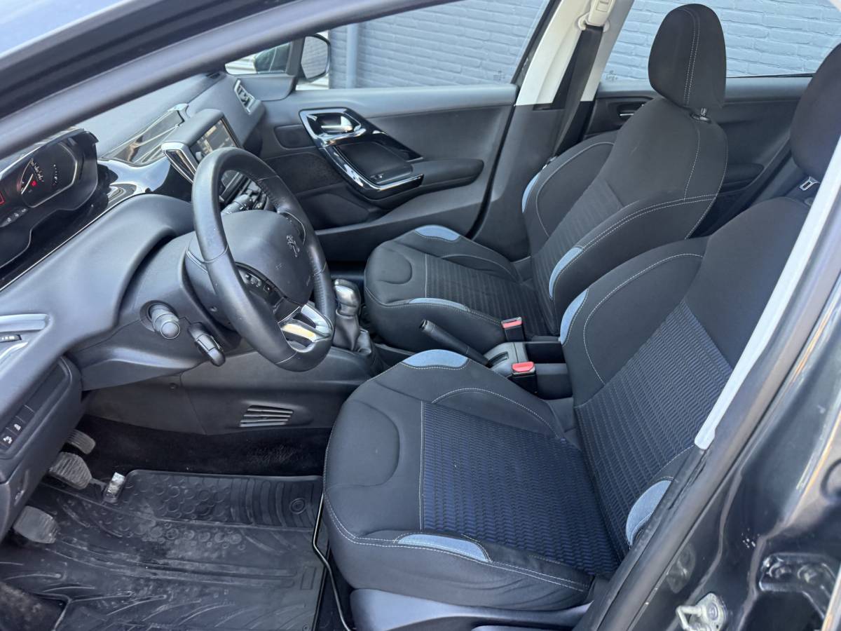 Peugeot 208 Peugeot 208 1.2 VTi Allure km 112.000 Bj 2014 Navi,16Inch,Clima,Cv Dealer onderhouden !!