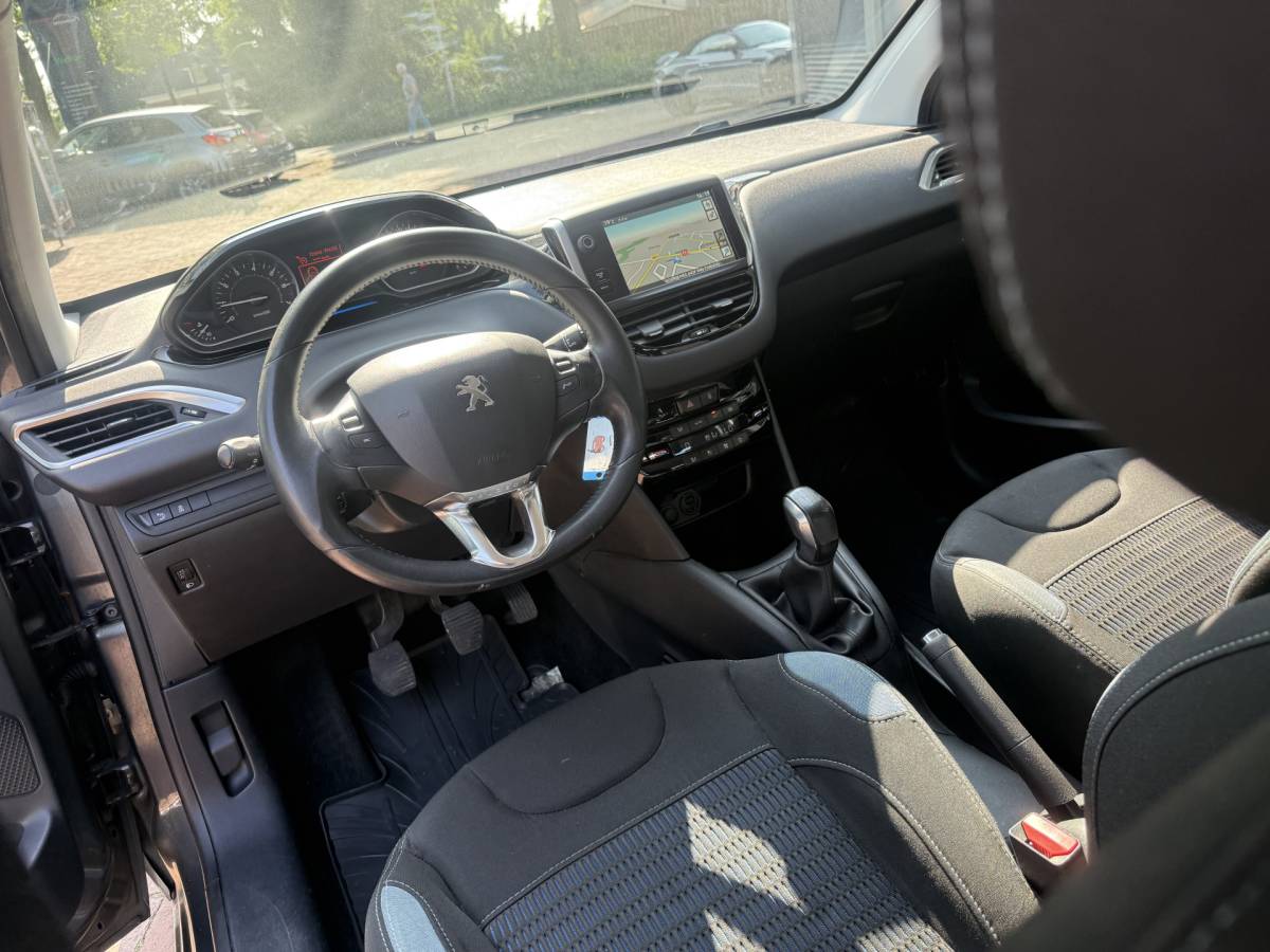 Peugeot 208 Peugeot 208 1.2 VTi Allure km 112.000 Bj 2014 Navi,16Inch,Clima,Cv Dealer onderhouden !!