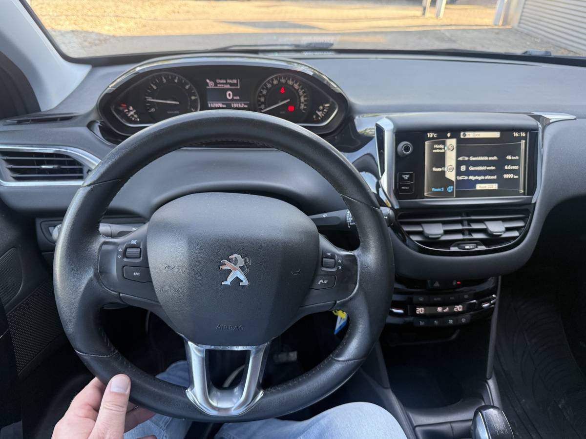 Peugeot 208 Peugeot 208 1.2 VTi Allure km 112.000 Bj 2014 Navi,16Inch,Clima,Cv Dealer onderhouden !!