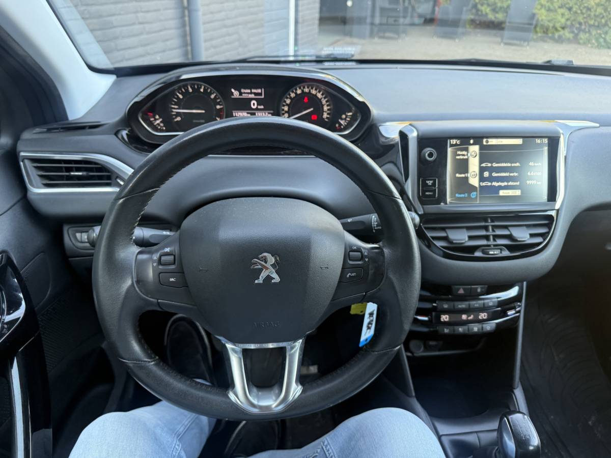 Peugeot 208 Peugeot 208 1.2 VTi Allure km 112.000 Bj 2014 Navi,16Inch,Clima,Cv Dealer onderhouden !!