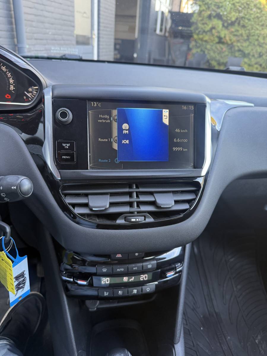 Peugeot 208 Peugeot 208 1.2 VTi Allure km 112.000 Bj 2014 Navi,16Inch,Clima,Cv Dealer onderhouden !!