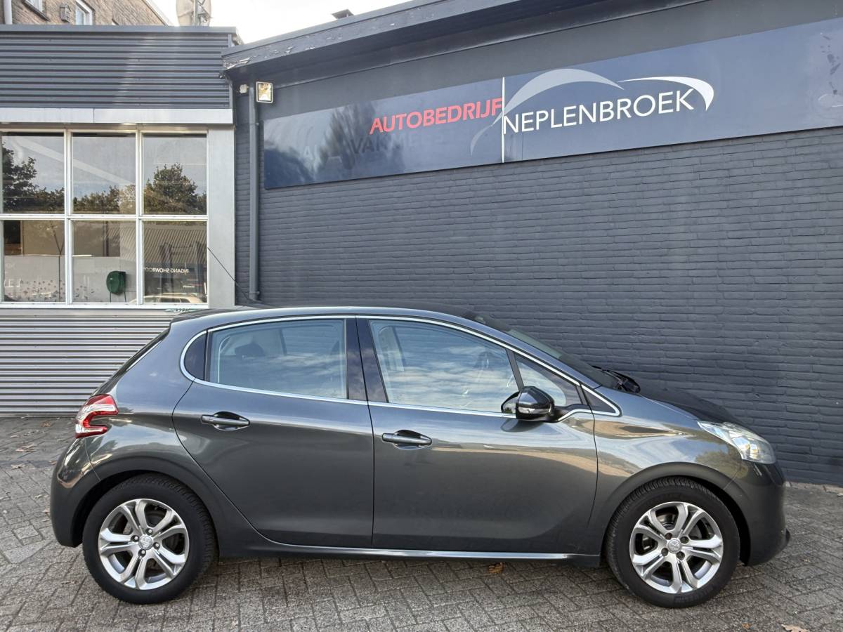 Peugeot 208 Peugeot 208 1.2 VTi Allure km 112.000 Bj 2014 Navi,16Inch,Clima,Cv Dealer onderhouden !!