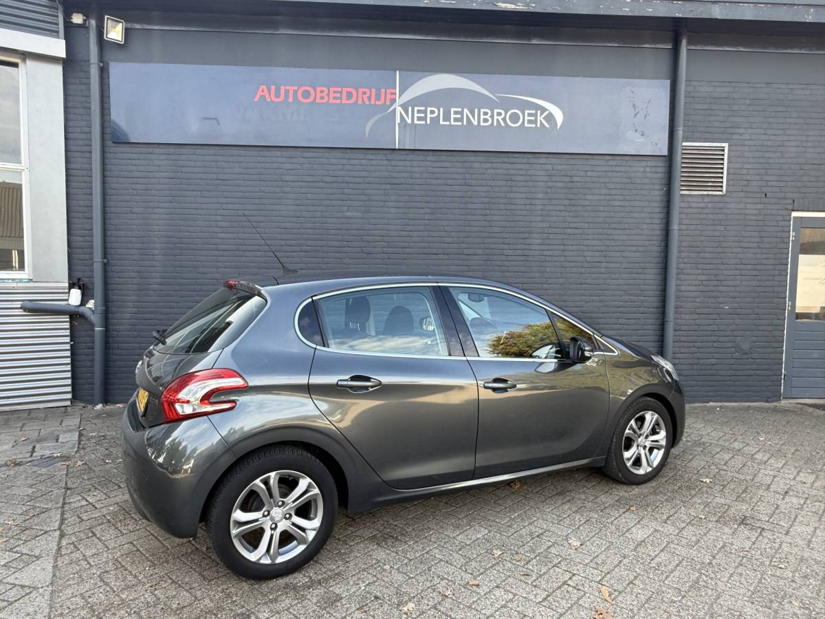 Peugeot 208 Peugeot 208 1.2 VTi Allure km 112.000 Bj 2014 Navi,16Inch,Clima,Cv Dealer onderhouden !!