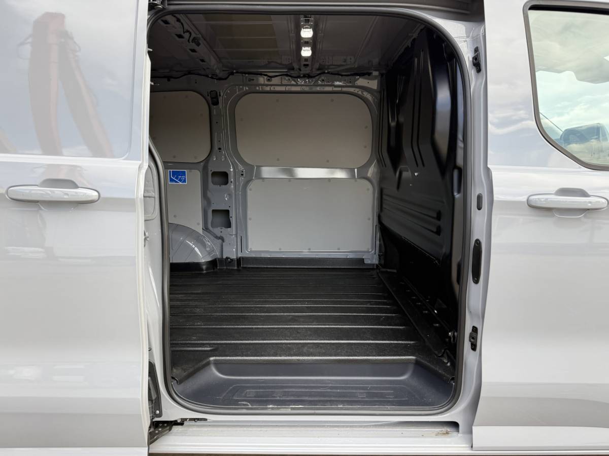 Ford E-Transit Custom Ford e-Transit Custom 65 kWh 218PK Elektrisch 344km WLTP 2300kg Trekvermogen BEV Snelladen Stoelverwarming LED Cruise Control Camera Carplay Parkeersensoren v+a
