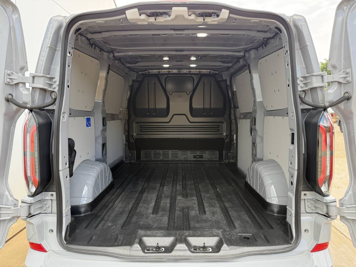 Ford E-Transit Custom Ford e-Transit Custom 65 kWh 218PK Elektrisch 344km WLTP 2300kg Trekvermogen BEV Snelladen Stoelverwarming LED Cruise Control Camera Carplay Parkeersensoren v+a