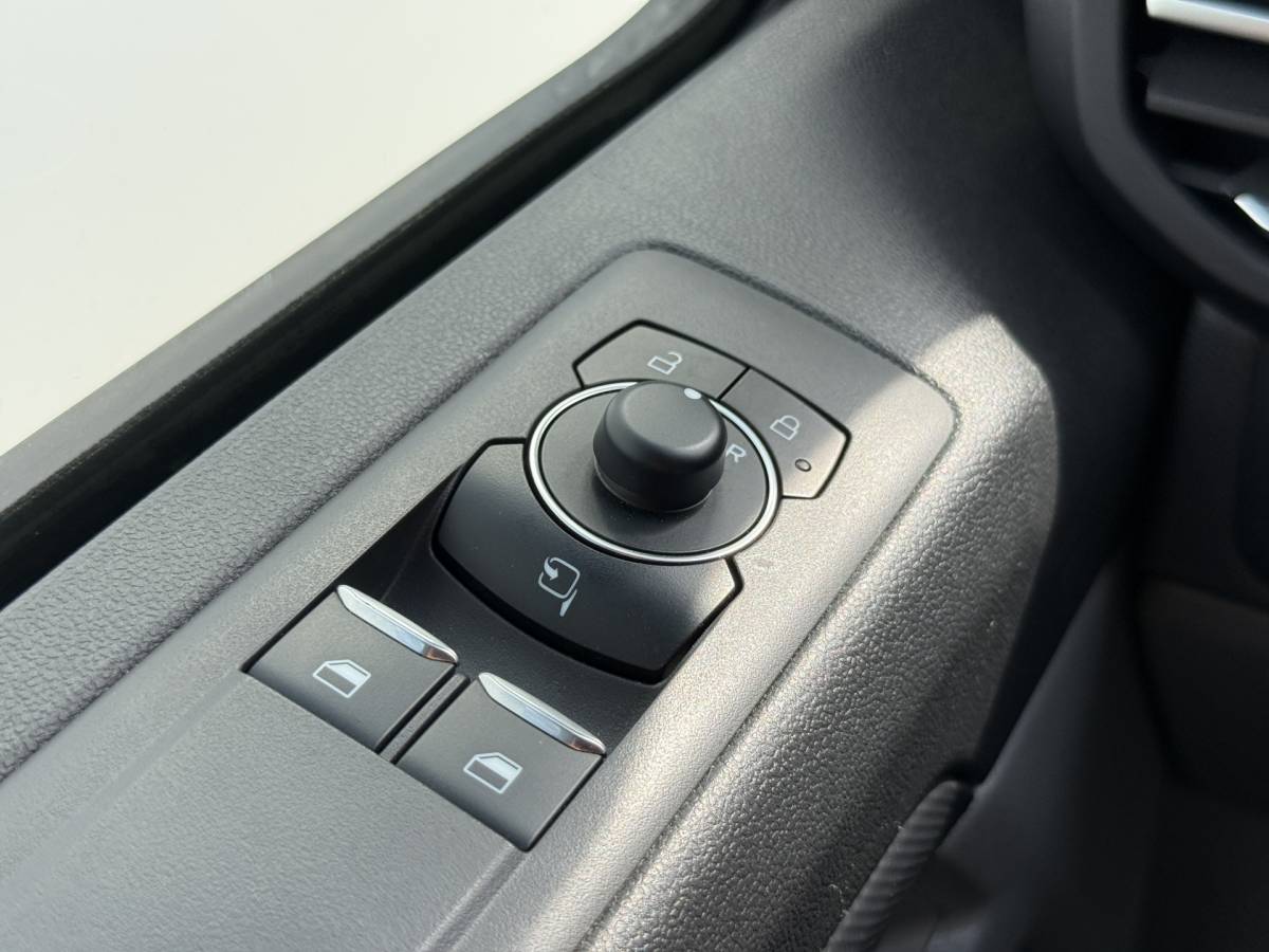 Ford E-Transit Custom Ford e-Transit Custom 65 kWh 218PK Elektrisch 344km WLTP 2300kg Trekvermogen BEV Snelladen Stoelverwarming LED Cruise Control Camera Carplay Parkeersensoren v+a
