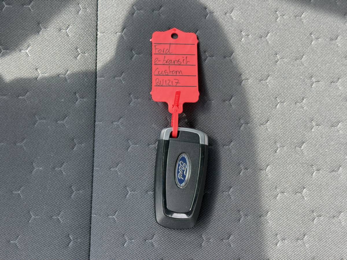 Ford E-Transit Custom Ford e-Transit Custom 65 kWh 218PK Elektrisch 344km WLTP 2300kg Trekvermogen BEV Snelladen Stoelverwarming LED Cruise Control Camera Carplay Parkeersensoren v+a