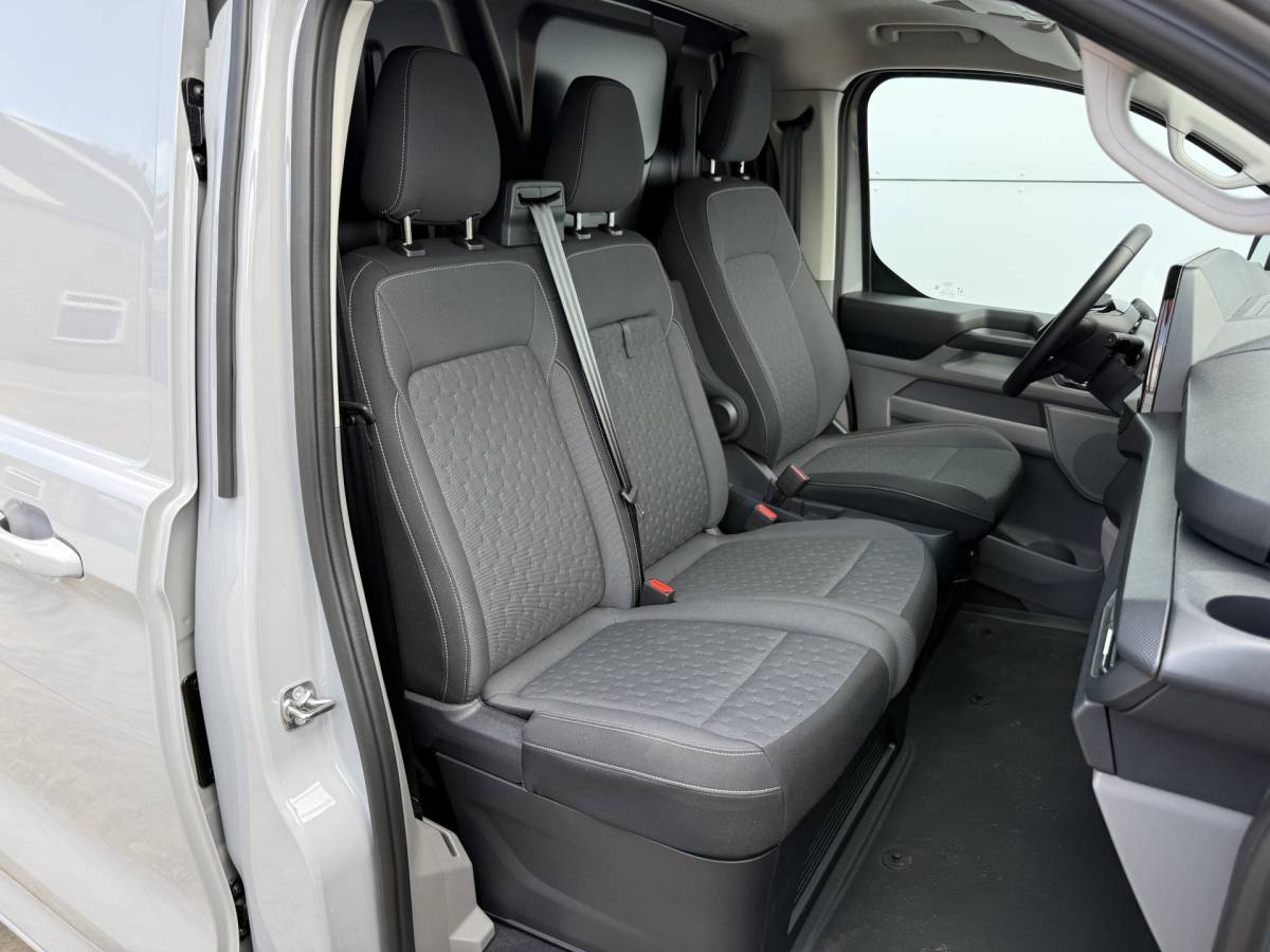 Ford E-Transit Custom Ford e-Transit Custom 65 kWh 218PK Elektrisch 344km WLTP 2300kg Trekvermogen BEV Snelladen Stoelverwarming LED Cruise Control Camera Carplay Parkeersensoren v+a
