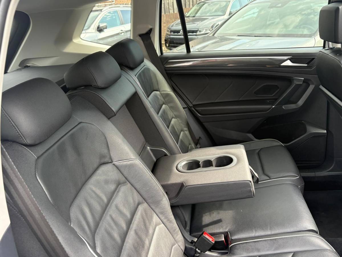 Volkswagen Tiguan Allspace Volkswagen Tiguan Allspace 1.5 TSI PANO/19INCH-R-LINE/VIRTUAL/CARPLAY/KEYLESS/LEDER