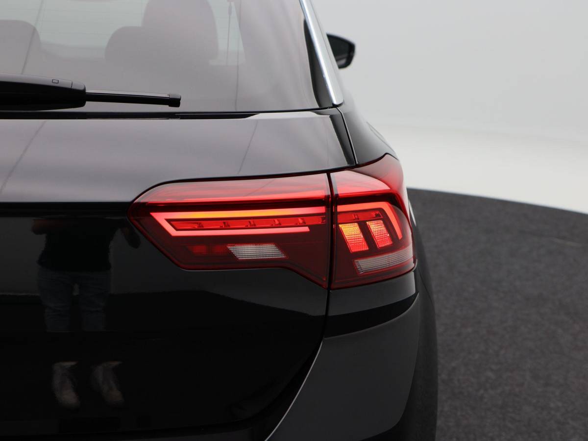 Volkswagen T-Roc Volkswagen T-Roc 1.5 TSi 150 Pk Automaat Sport Business R-Line | Full LED | Adaptive Cruise | Carplay | Stoelverwarming | LED | Camera | Airco | 19 Inch