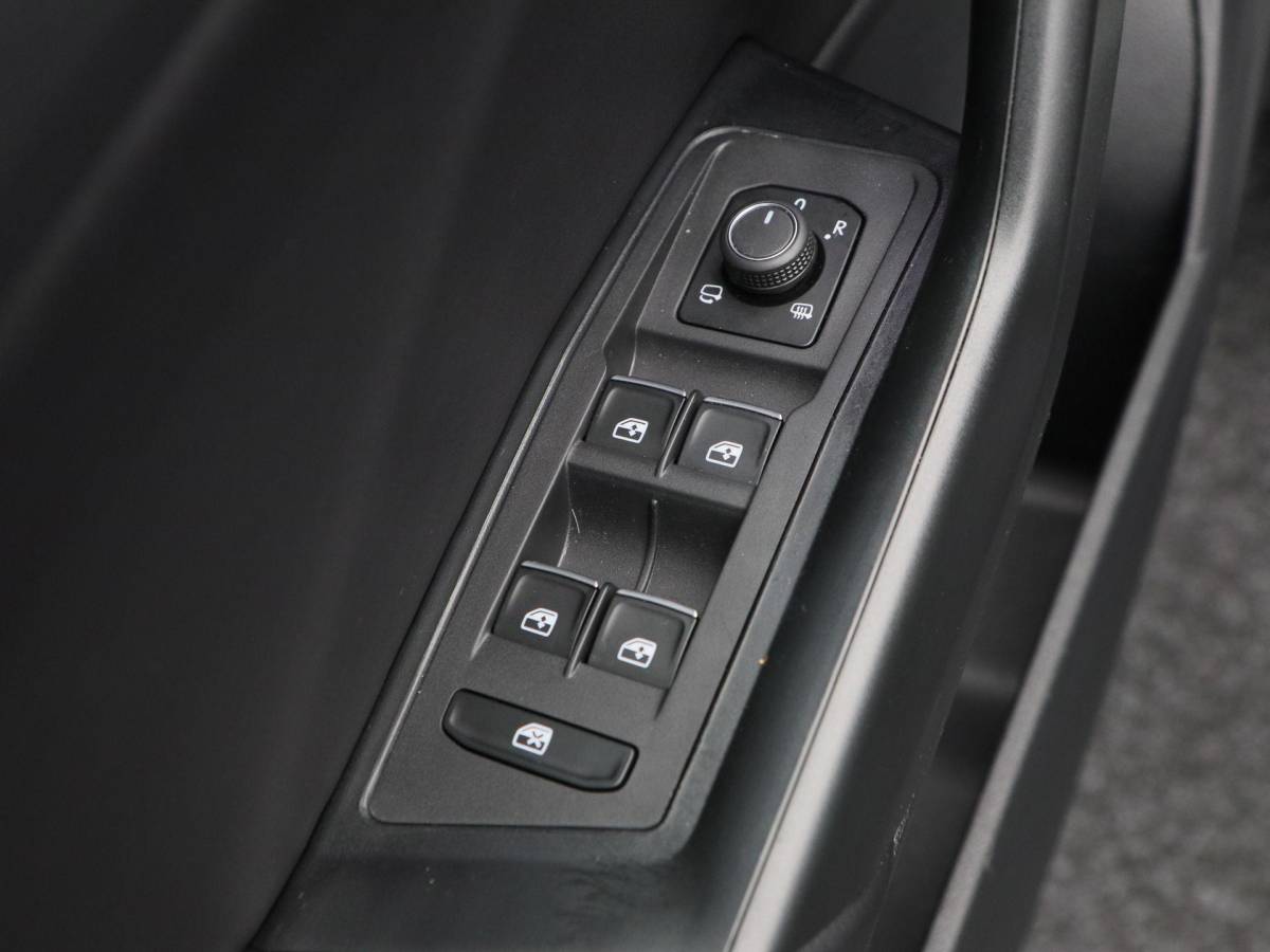Volkswagen T-Roc Volkswagen T-Roc 1.5 TSi 150 Pk Automaat Sport Business R-Line | Full LED | Adaptive Cruise | Carplay | Stoelverwarming | LED | Camera | Airco | 19 Inch