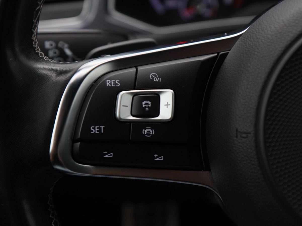 Volkswagen T-Roc Volkswagen T-Roc 1.5 TSi 150 Pk Automaat Sport Business R-Line | Full LED | Adaptive Cruise | Carplay | Stoelverwarming | LED | Camera | Airco | 19 Inch