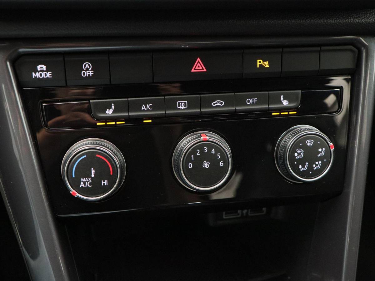 Volkswagen T-Roc Volkswagen T-Roc 1.5 TSi 150 Pk Automaat Sport Business R-Line | Full LED | Adaptive Cruise | Carplay | Stoelverwarming | LED | Camera | Airco | 19 Inch