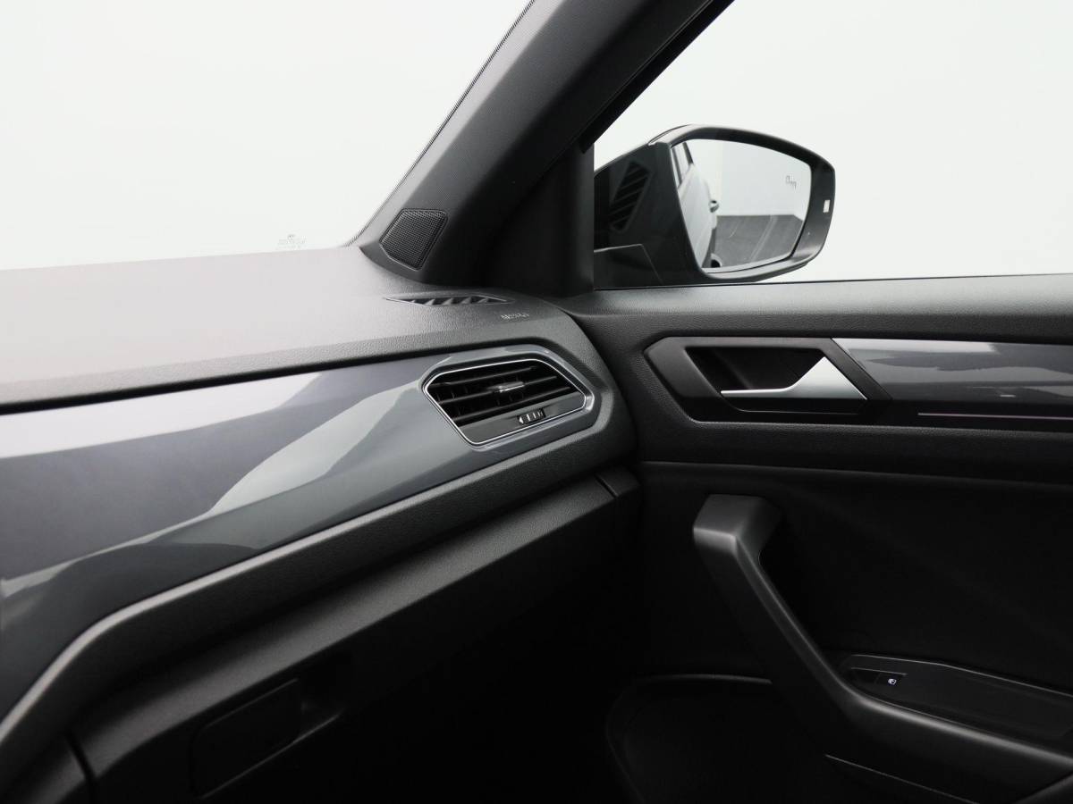 Volkswagen T-Roc Volkswagen T-Roc 1.5 TSi 150 Pk Automaat Sport Business R-Line | Full LED | Adaptive Cruise | Carplay | Stoelverwarming | LED | Camera | Airco | 19 Inch