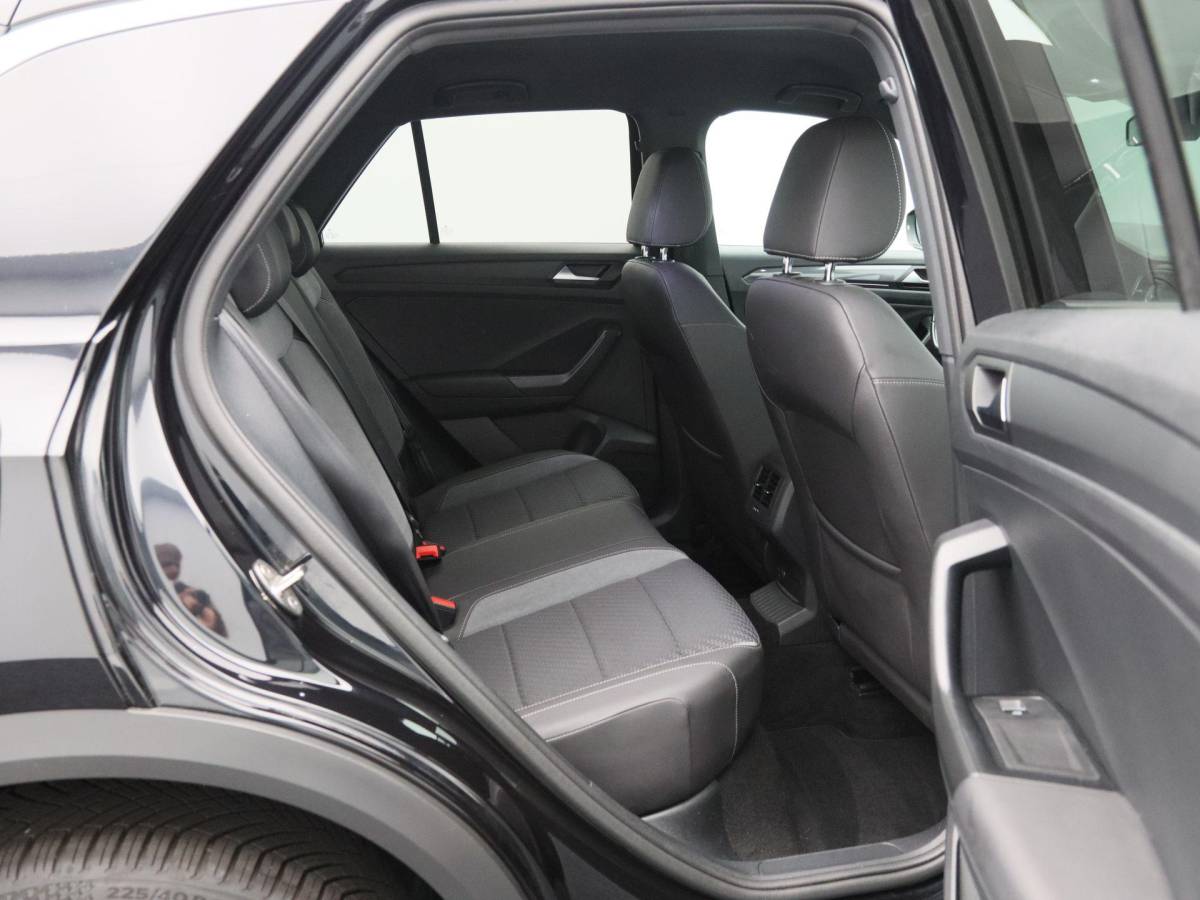 Volkswagen T-Roc Volkswagen T-Roc 1.5 TSi 150 Pk Automaat Sport Business R-Line | Full LED | Adaptive Cruise | Carplay | Stoelverwarming | LED | Camera | Airco | 19 Inch