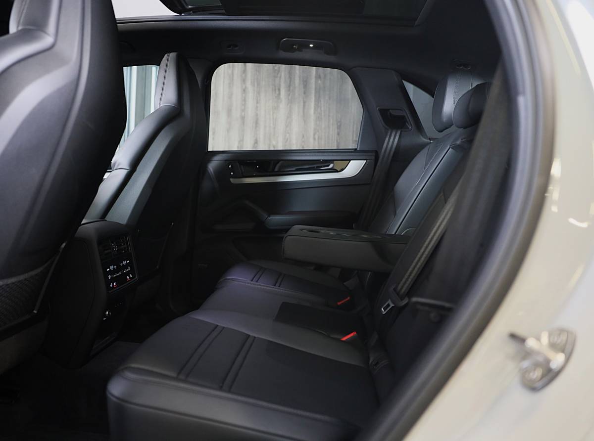 Porsche Cayenne Porsche Cayenne 3.0 S E-Hybrid / 520 Pk / Head Up / 4W Sturing / Acc / Sport Design / Luchtvering / Sport Chrono / Open Pano / 22
