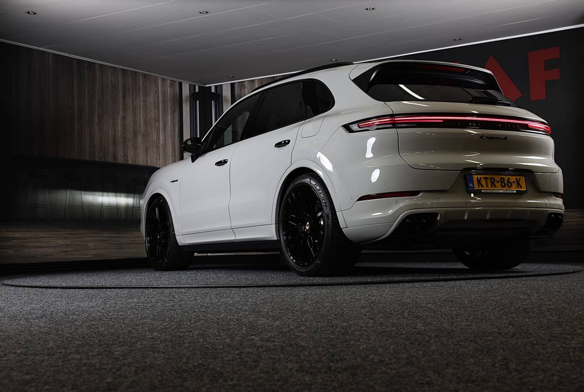 Porsche Cayenne Porsche Cayenne 3.0 S E-Hybrid / 520 Pk / Head Up / 4W Sturing / Acc / Sport Design / Luchtvering / Sport Chrono / Open Pano / 22