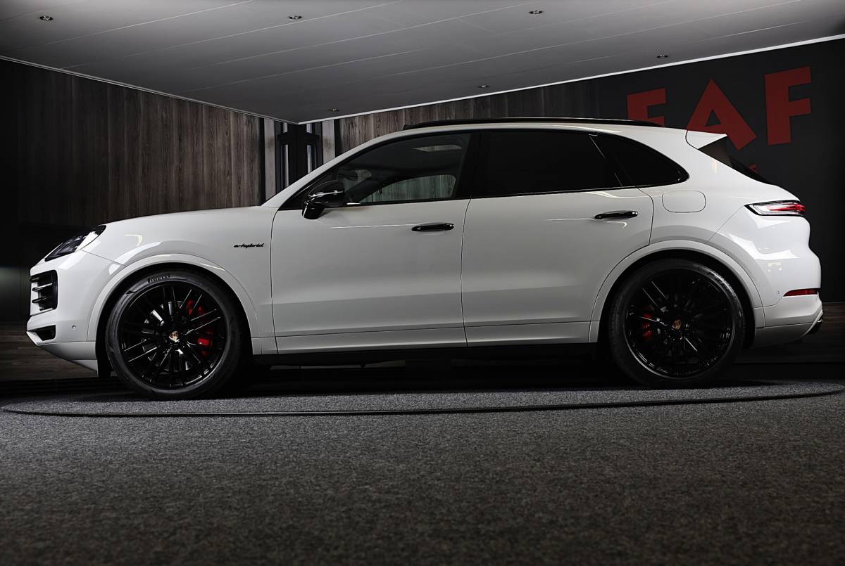 Porsche Cayenne Porsche Cayenne 3.0 S E-Hybrid / 520 Pk / Head Up / 4W Sturing / Acc / Sport Design / Luchtvering / Sport Chrono / Open Pano / 22