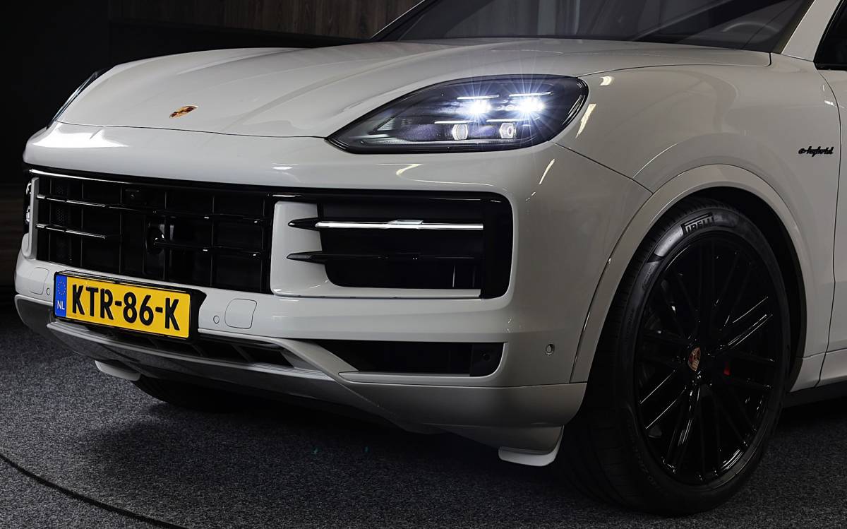 Porsche Cayenne Porsche Cayenne 3.0 S E-Hybrid / 520 Pk / Head Up / 4W Sturing / Acc / Sport Design / Luchtvering / Sport Chrono / Open Pano / 22