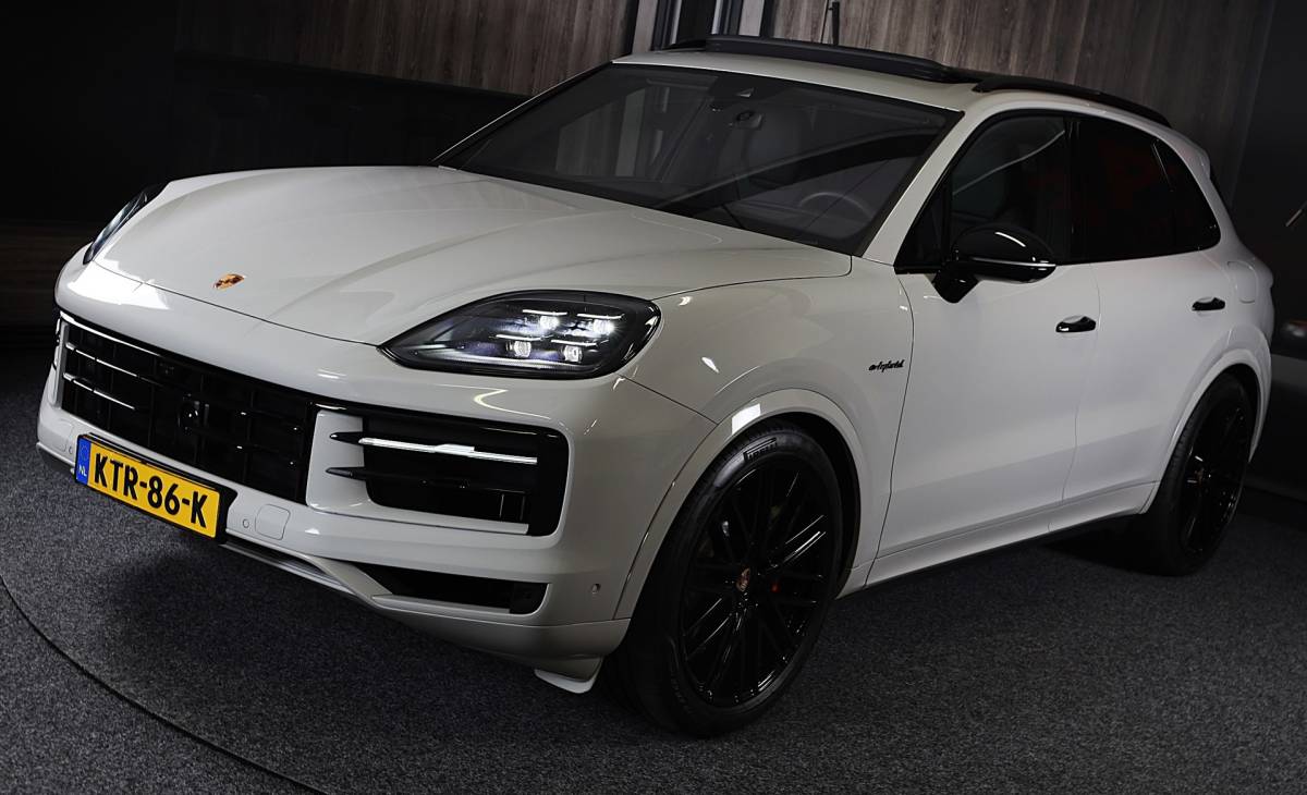 Porsche Cayenne Porsche Cayenne 3.0 S E-Hybrid / 520 Pk / Head Up / 4W Sturing / Acc / Sport Design / Luchtvering / Sport Chrono / Open Pano / 22