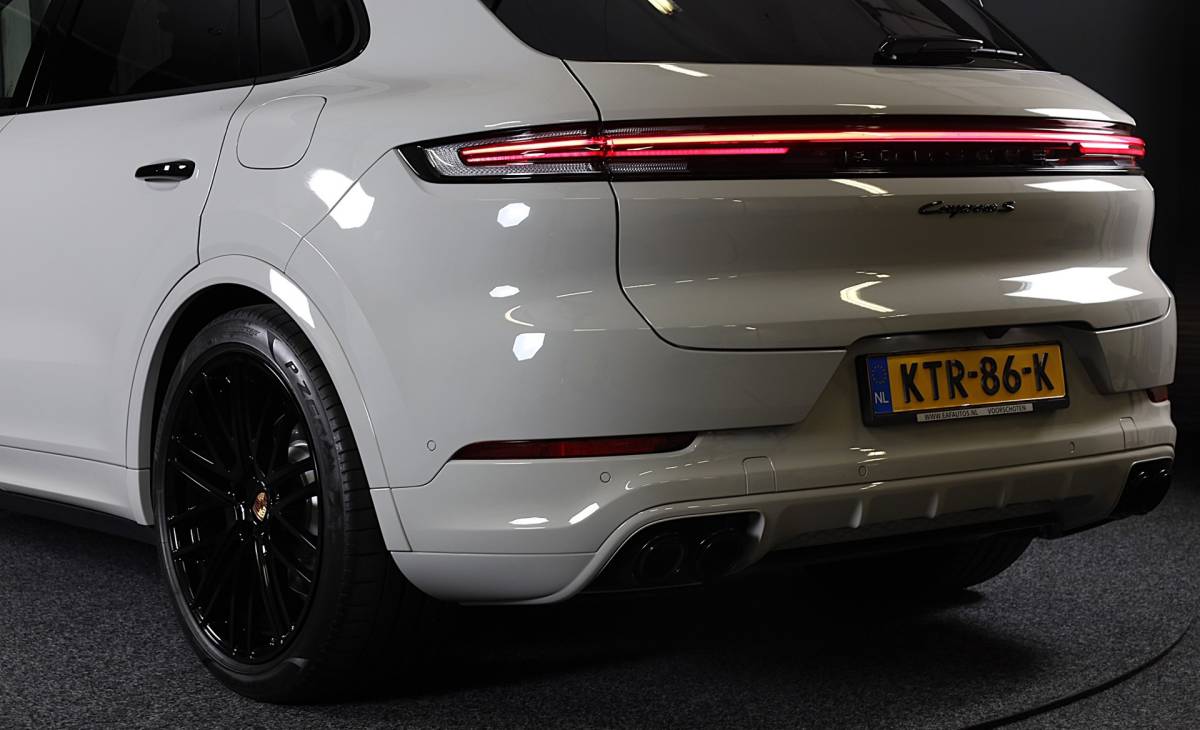 Porsche Cayenne Porsche Cayenne 3.0 S E-Hybrid / 520 Pk / Head Up / 4W Sturing / Acc / Sport Design / Luchtvering / Sport Chrono / Open Pano / 22