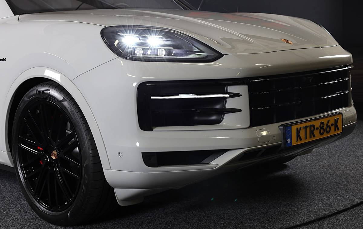 Porsche Cayenne Porsche Cayenne 3.0 S E-Hybrid / 520 Pk / Head Up / 4W Sturing / Acc / Sport Design / Luchtvering / Sport Chrono / Open Pano / 22
