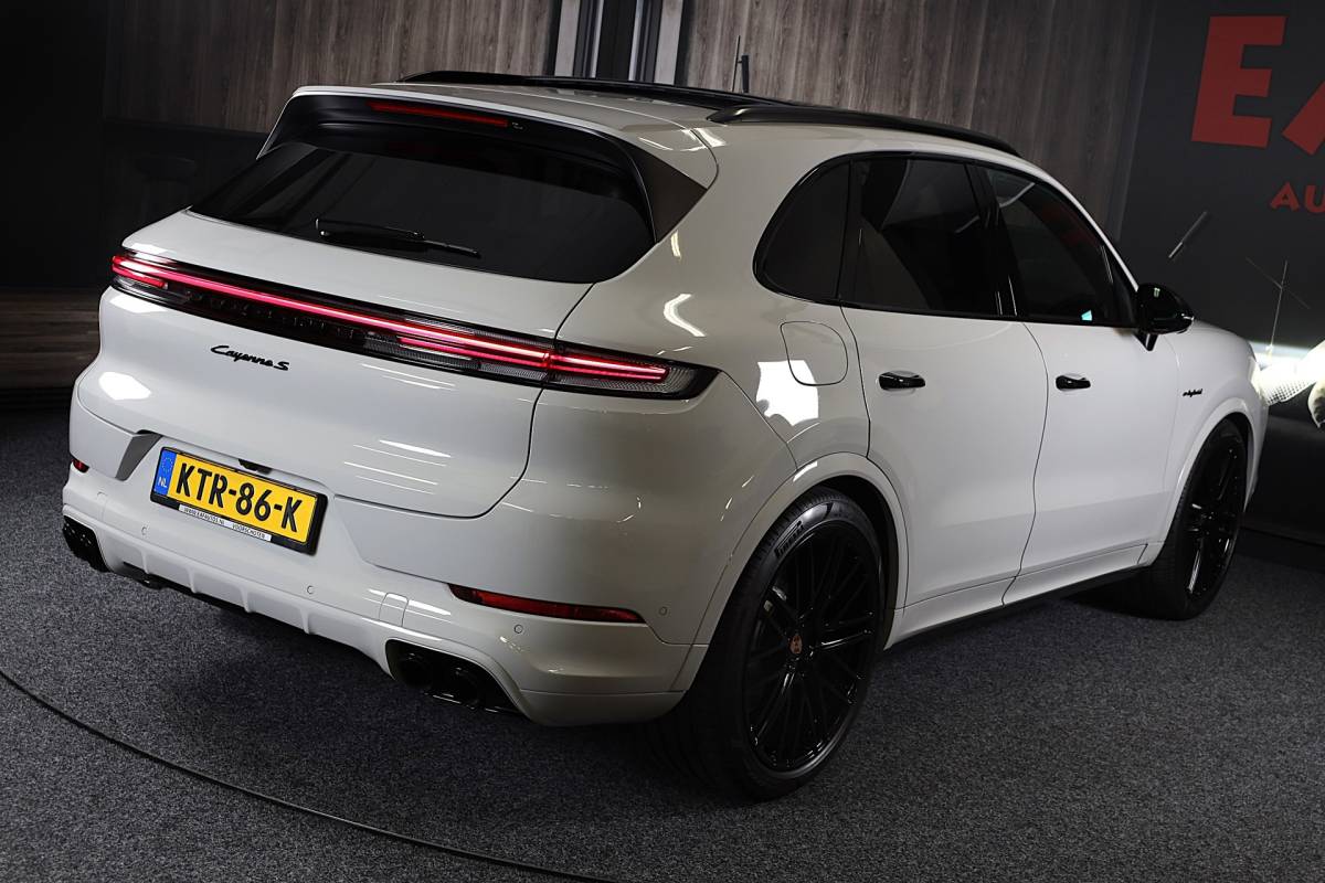 Porsche Cayenne Porsche Cayenne 3.0 S E-Hybrid / 520 Pk / Head Up / 4W Sturing / Acc / Sport Design / Luchtvering / Sport Chrono / Open Pano / 22
