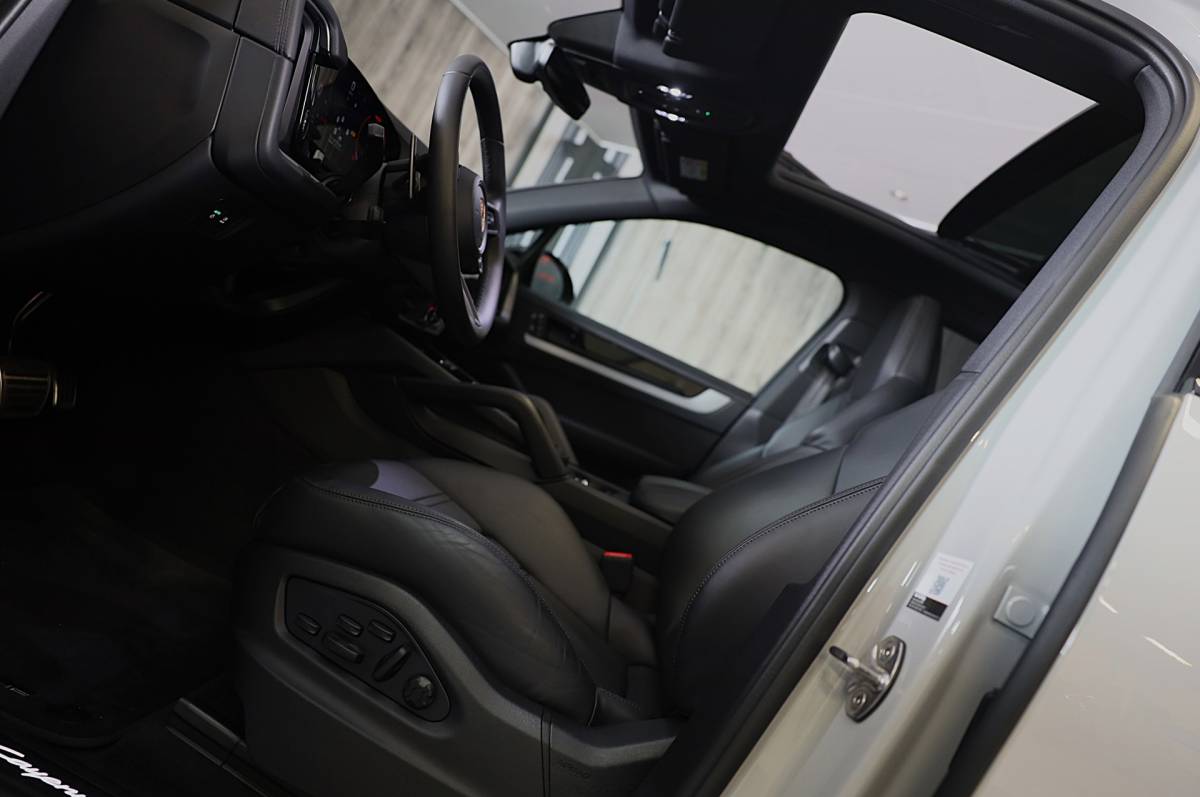 Porsche Cayenne Porsche Cayenne 3.0 S E-Hybrid / 520 Pk / Head Up / 4W Sturing / Acc / Sport Design / Luchtvering / Sport Chrono / Open Pano / 22