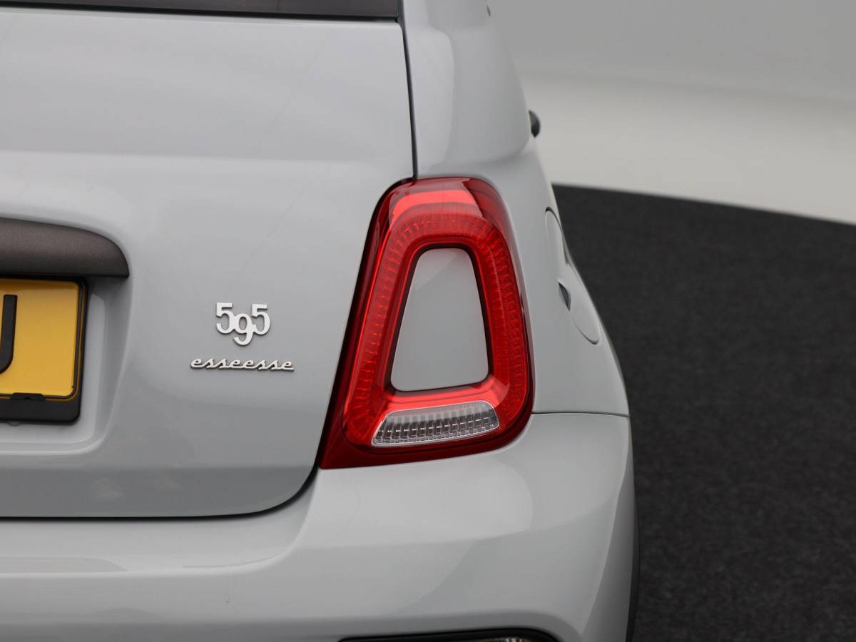 Fiat 500 Fiat 500 1.4 T-Jet Abarth 180 Pk Esseesse 70th Anniversary | Kuipstoelen Carbon | Akrapovic | Beats Audio | Bluetooth | Navigatie | Climate Control | 17 Inch | 24.334 Km!!