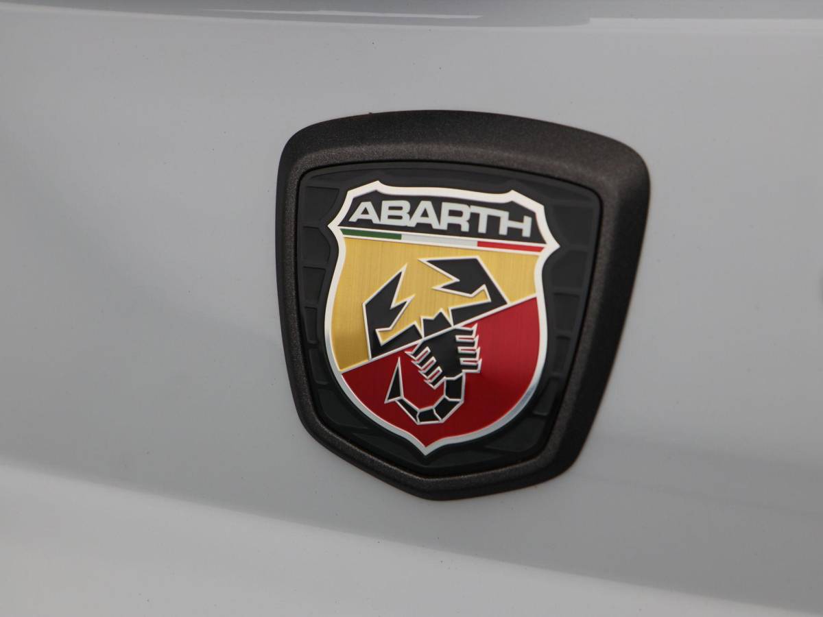Fiat 500 Fiat 500 1.4 T-Jet Abarth 180 Pk Esseesse 70th Anniversary | Kuipstoelen Carbon | Akrapovic | Beats Audio | Bluetooth | Navigatie | Climate Control | 17 Inch | 24.334 Km!!