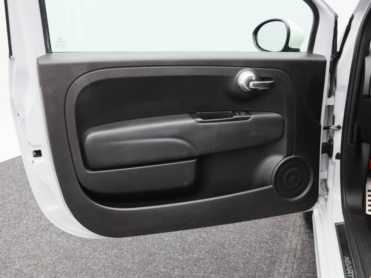 Fiat 500 Fiat 500 1.4 T-Jet Abarth 180 Pk Esseesse 70th Anniversary | Kuipstoelen Carbon | Akrapovic | Beats Audio | Bluetooth | Navigatie | Climate Control | 17 Inch | 24.334 Km!!