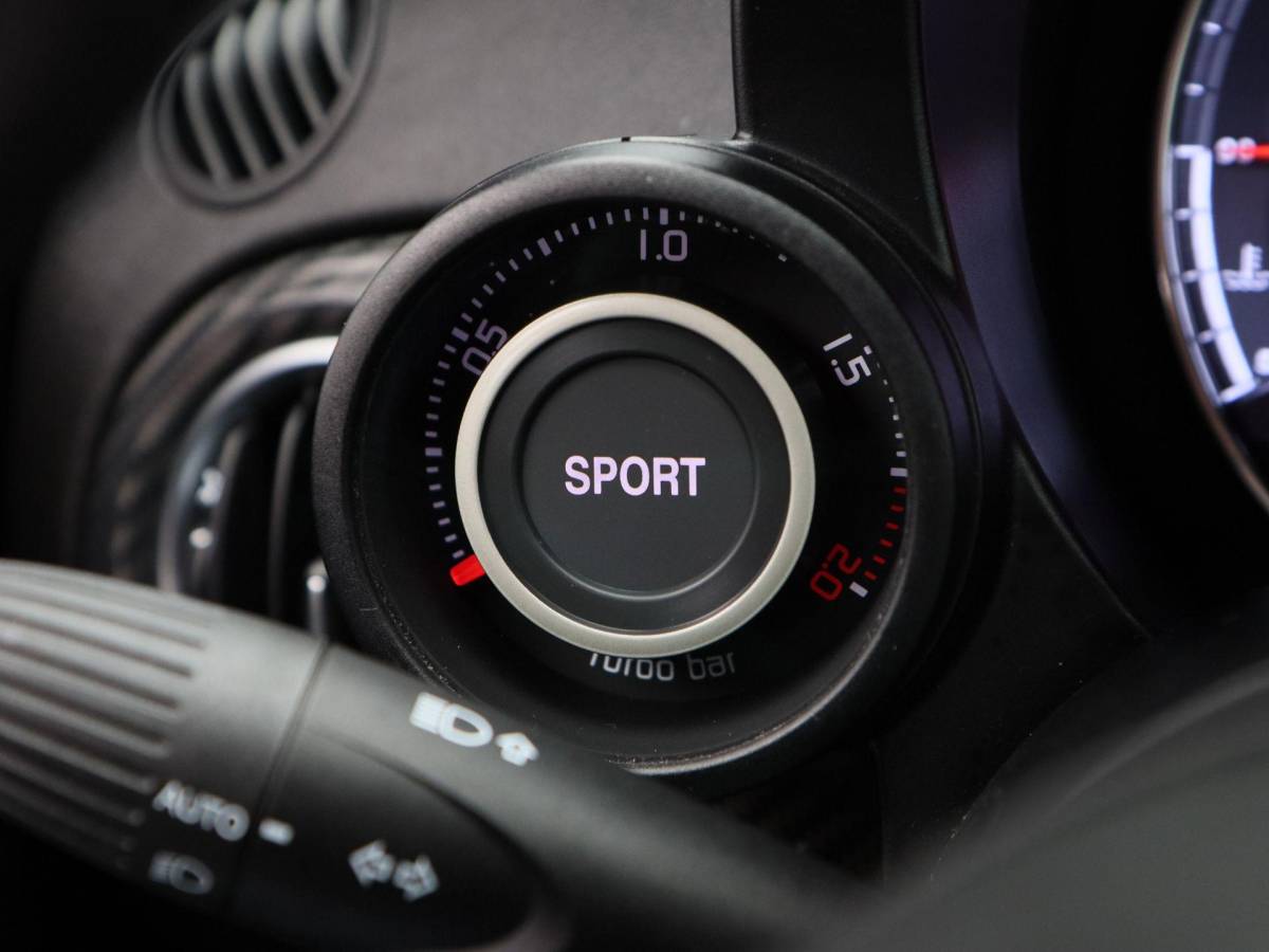 Fiat 500 Fiat 500 1.4 T-Jet Abarth 180 Pk Esseesse 70th Anniversary | Kuipstoelen Carbon | Akrapovic | Beats Audio | Bluetooth | Navigatie | Climate Control | 17 Inch | 24.334 Km!!