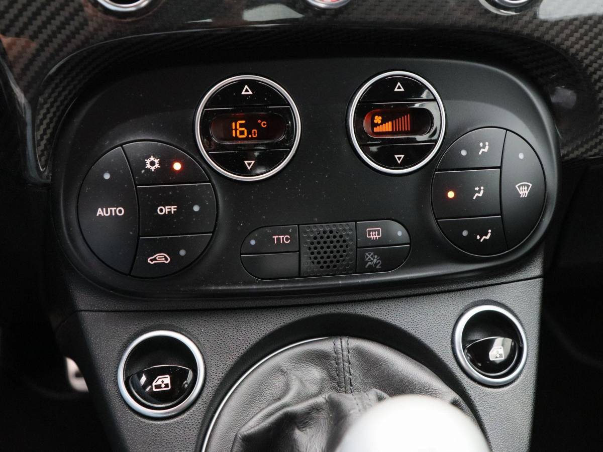 Fiat 500 Fiat 500 1.4 T-Jet Abarth 180 Pk Esseesse 70th Anniversary | Kuipstoelen Carbon | Akrapovic | Beats Audio | Bluetooth | Navigatie | Climate Control | 17 Inch | 24.334 Km!!