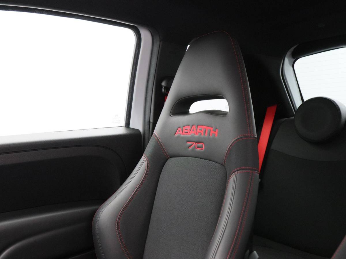 Fiat 500 Fiat 500 1.4 T-Jet Abarth 180 Pk Esseesse 70th Anniversary | Kuipstoelen Carbon | Akrapovic | Beats Audio | Bluetooth | Navigatie | Climate Control | 17 Inch | 24.334 Km!!