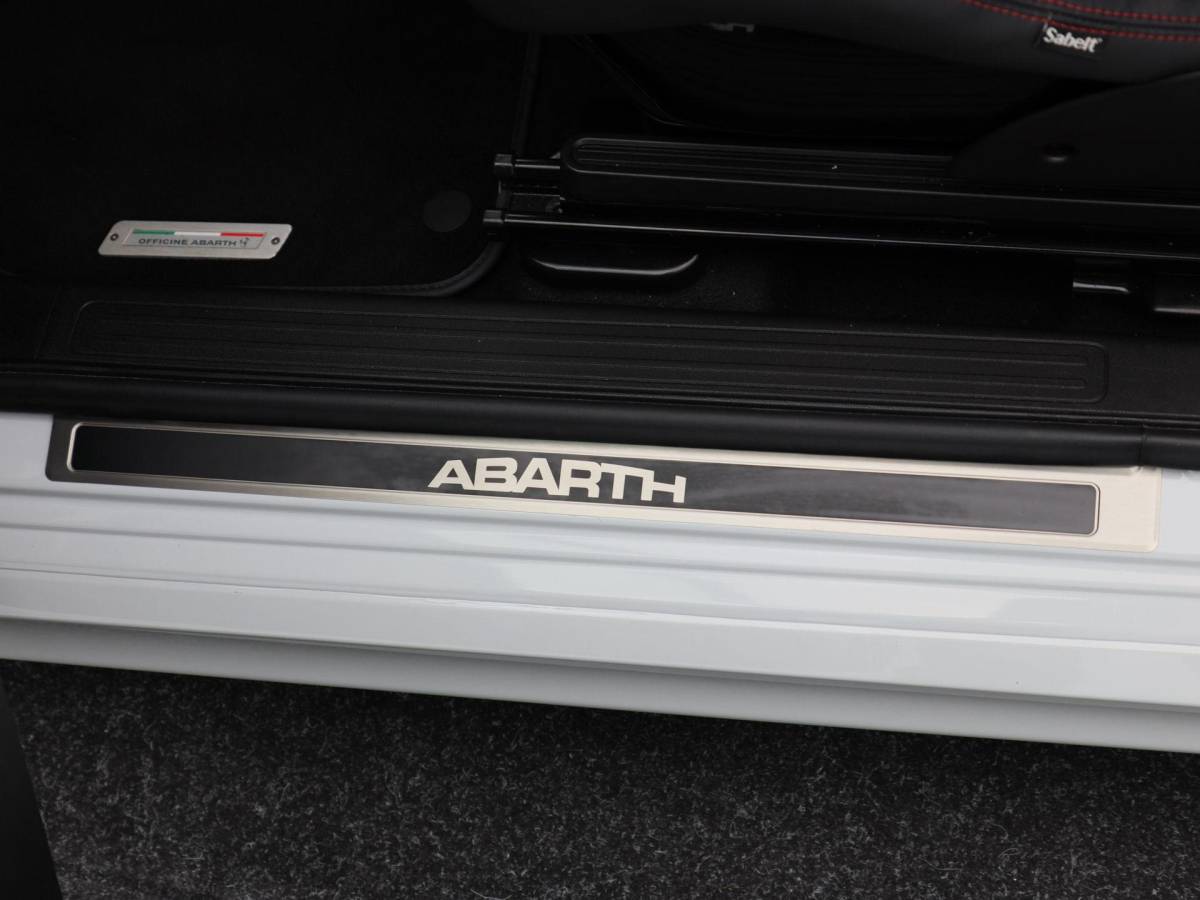Fiat 500 Fiat 500 1.4 T-Jet Abarth 180 Pk Esseesse 70th Anniversary | Kuipstoelen Carbon | Akrapovic | Beats Audio | Bluetooth | Navigatie | Climate Control | 17 Inch | 24.334 Km!!