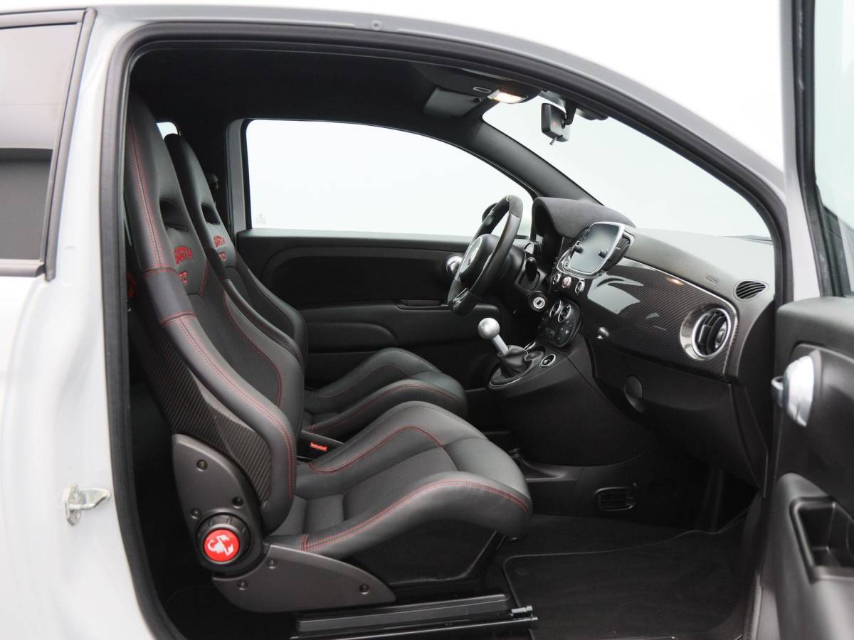 Fiat 500 Fiat 500 1.4 T-Jet Abarth 180 Pk Esseesse 70th Anniversary | Kuipstoelen Carbon | Akrapovic | Beats Audio | Bluetooth | Navigatie | Climate Control | 17 Inch | 24.334 Km!!