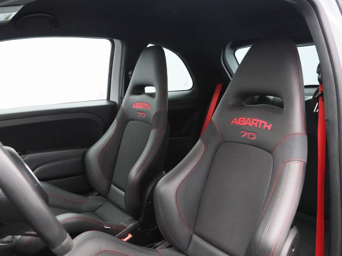 Fiat 500 Fiat 500 1.4 T-Jet Abarth 180 Pk Esseesse 70th Anniversary | Kuipstoelen Carbon | Akrapovic | Beats Audio | Bluetooth | Navigatie | Climate Control | 17 Inch | 24.334 Km!!